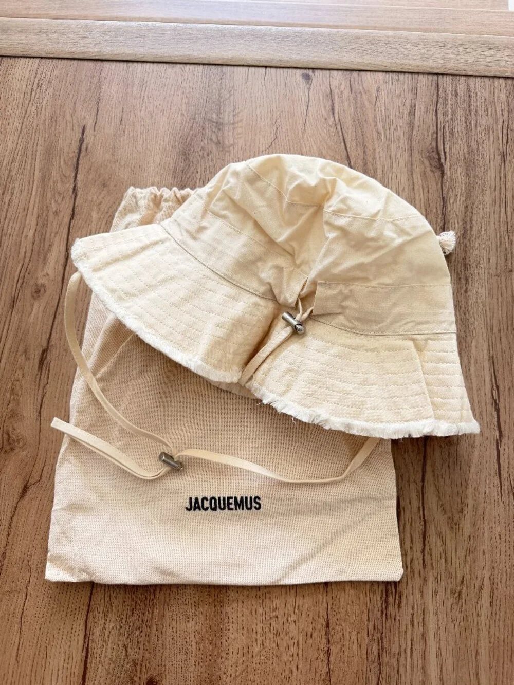 Jacquemus Le Bob Artichaut Bucket Hat – Off-White